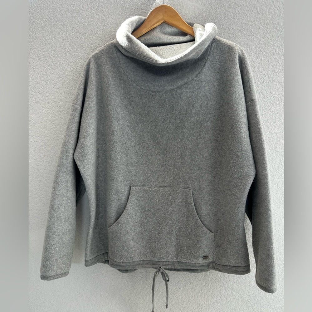 Carve design fleece pullover, pic makes this top look gray and white, it’s gray.